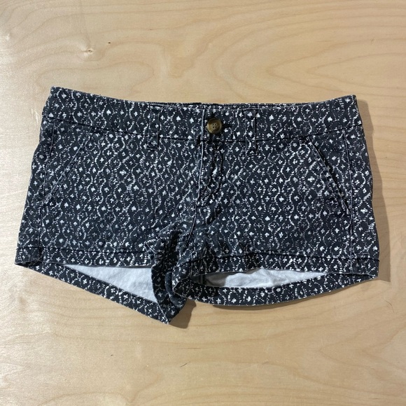 American Eagle Women's Black Patterned Shorts 6 (MY) - Picture 2 of 7
